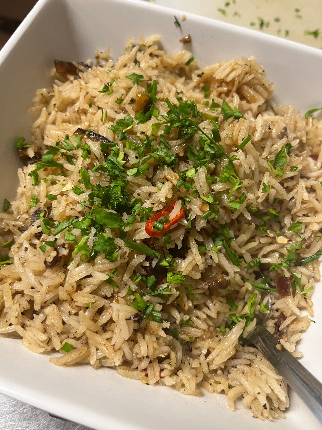 Aromatic rice with fruit, nuts and chiles